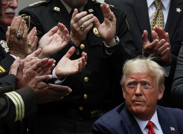 Президент США Дональд Трамп после подписания распоряжения о реформе полиции в Розовом саду Белого дома США Президент США Дональд Трамп после подписания распоряжения о реформе полиции в Розовом саду Белого дома США