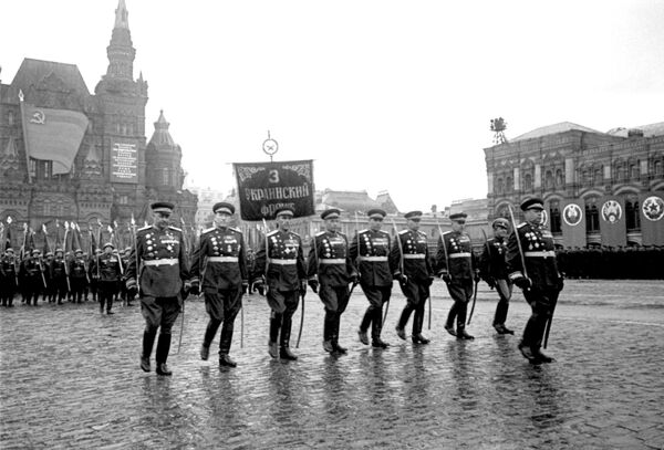 оржественный марш воинов 3-го Украинского фронта во главе с маршалом Советского Союза Толбухиным Федором Ивановичем на Параде Победы на Красной площади 24 июня 1945 года оржественный марш воинов 3-го Украинского фронта во главе с маршалом Советского Союза Толбухиным Федором Ивановичем на Параде Победы на Красной площади 24 июня 1945 года