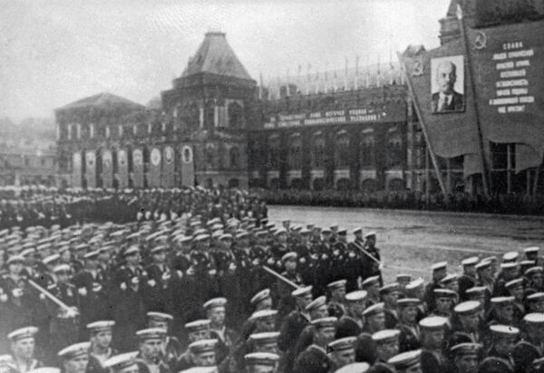 Церемониальный марш сводных полков фронтов на Красной площади 24 июня 1945 года Церемониальный марш сводных полков фронтов на Красной площади 24 июня 1945 года