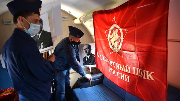 Пролет авиации со знаменами Бессмертного полка в Екатеринбурге Пролет авиации со знаменами Бессмертного полка в Екатеринбурге