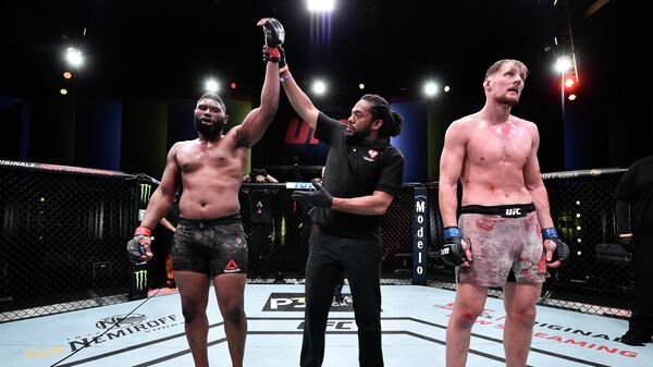 Американский боец Кертис Блейдс отмечает победу в поединке UFC над Александром Волковым