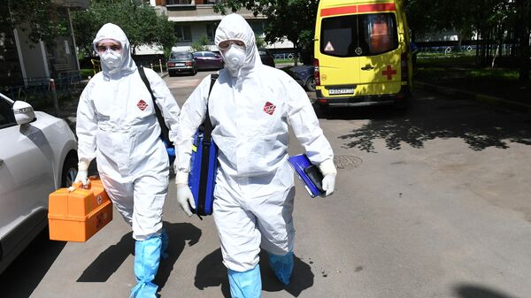 Фельдшеры скорой медицинской помощи во время выезда к пациенту с подозрением на коронавирус в Москве