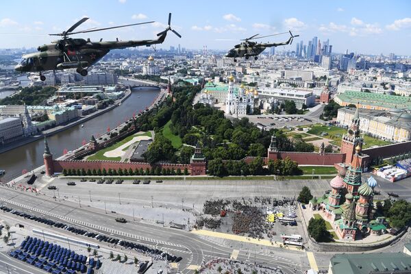 Многоцелевые вертолеты Ми-8 во время воздушной части военного парада в ознаменование 75-летия Победы в Великой Отечественной войне 1941-1945 годов в Москве Многоцелевые вертолеты Ми-8 во время воздушной части военного парада в ознаменование 75-летия Победы в Великой Отечественной войне 1941-1945 годов в Москве
