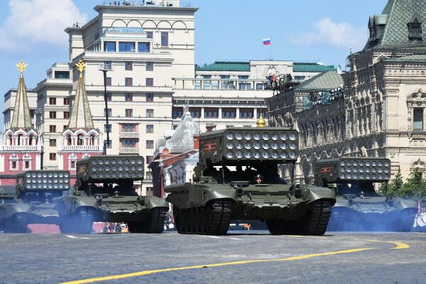 Тяжёлая огнемётная система (ТОС) залпового огня ТОС-1А Солнцепек во время военного парада в ознаменование 75-летия Победы в Великой Отечественной войне 1941-1945 годов на Красной площади в Москве Тяжёлая огнемётная система (ТОС) залпового огня ТОС-1А Солнцепек во время военного парада в ознаменование 75-летия Победы в Великой Отечественной войне 1941-1945 годов на Красной площади в Москве