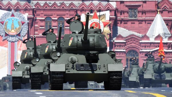 Танк Т-34-85 во время военного парада в ознаменование 75-летия Победы в Великой Отечественной войне 1941-1945 годов на Красной площади в Москве Танк Т-34-85 во время военного парада в ознаменование 75-летия Победы в Великой Отечественной войне 1941-1945 годов на Красной площади в Москве