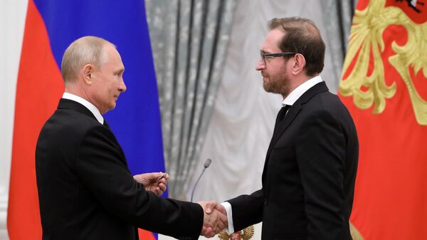 Президент РФ Владимир Путин и актер театра и кино, кинорежиссер, учредитель благотворительного фонда Константин Хабенский на церемонии вручения государственных премий РФ Президент РФ Владимир Путин и актер театра и кино, кинорежиссер, учредитель благотворительного фонда Константин Хабенский на церемонии вручения государственных премий РФ