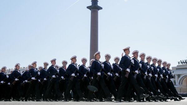 Военнослужащие парадных расчетов на военном параде в ознаменование 75-летия Победы в Великой Отечественной войне 1941-1945 годов на Дворцовой площади в Санкт-Петербурге Военнослужащие парадных расчетов на военном параде в ознаменование 75-летия Победы в Великой Отечественной войне 1941-1945 годов на Дворцовой площади в Санкт-Петербурге