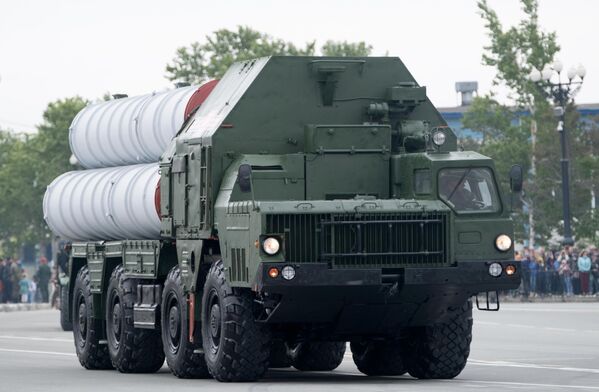 Зенитная ракетная система С-400 во время военного парада в ознаменование 75-летия Победы в Великой Отечественной войне 1941-1945 годов в Южно-Сахалинске Зенитная ракетная система С-400 во время военного парада в ознаменование 75-летия Победы в Великой Отечественной войне 1941-1945 годов в Южно-Сахалинске