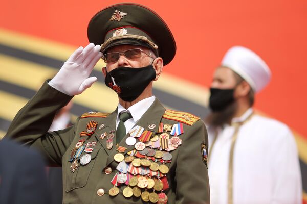 Ветеран Великой Отечественной войны на военном параде в ознаменование 75-летия Победы в Великой Отечественной войне 1941-1945 годов в Волгограде Ветеран Великой Отечественной войны на военном параде в ознаменование 75-летия Победы в Великой Отечественной войне 1941-1945 годов в Волгограде
