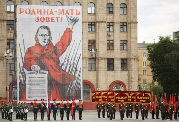 Военнослужащие парадных расчетов на военном параде в ознаменование 75-летия Победы в Великой Отечественной войне 1941-1945 годов в Волгограде Военнослужащие парадных расчетов на военном параде в ознаменование 75-летия Победы в Великой Отечественной войне 1941-1945 годов в Волгограде