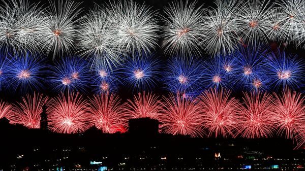Праздничный салют в Москве в честь 75-летия Победы в Великой Отечественной войне 1941-1945 годов Праздничный салют в Москве в честь 75-летия Победы в Великой Отечественной войне 1941-1945 годов