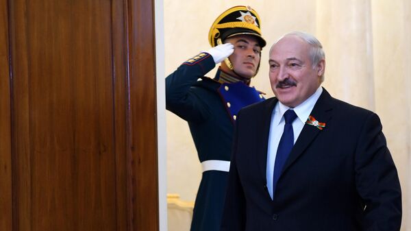 Президент Белоруссии Александр Лукашенко перед началом военного парада в ознаменование 75-летия Победы в Великой Отечественной войне Президент Белоруссии Александр Лукашенко перед началом военного парада в ознаменование 75-летия Победы в Великой Отечественной войне