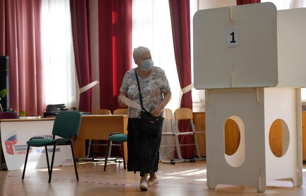 Женщина во время голосования по вопросу принятия поправок в Конституцию РФ на избирательном участке в Москве Женщина во время голосования по вопросу принятия поправок в Конституцию РФ на избирательном участке в Москве