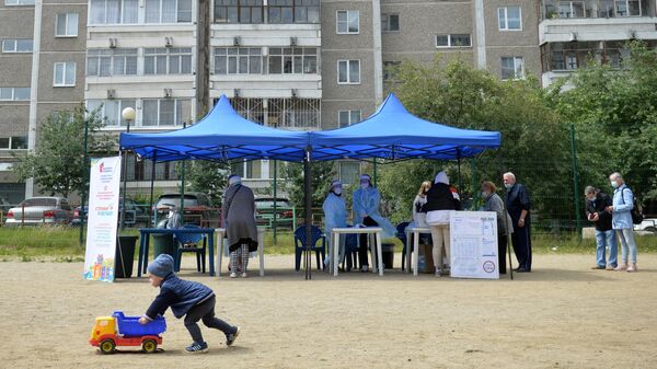 Мобильный избирательный пункт во дворе жилого дома в Екатеринбурге, где проходит голосование по вопросу принятия поправок в Конституцию РФ Мобильный избирательный пункт во дворе жилого дома в Екатеринбурге, где проходит голосование по вопросу принятия поправок в Конституцию РФ