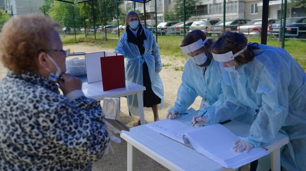 Мобильный избирательный пункт во дворе жилого дома в Екатеринбурге, где проходит голосование по вопросу принятия поправок в Конституцию РФ Мобильный избирательный пункт во дворе жилого дома в Екатеринбурге, где проходит голосование по вопросу принятия поправок в Конституцию РФ