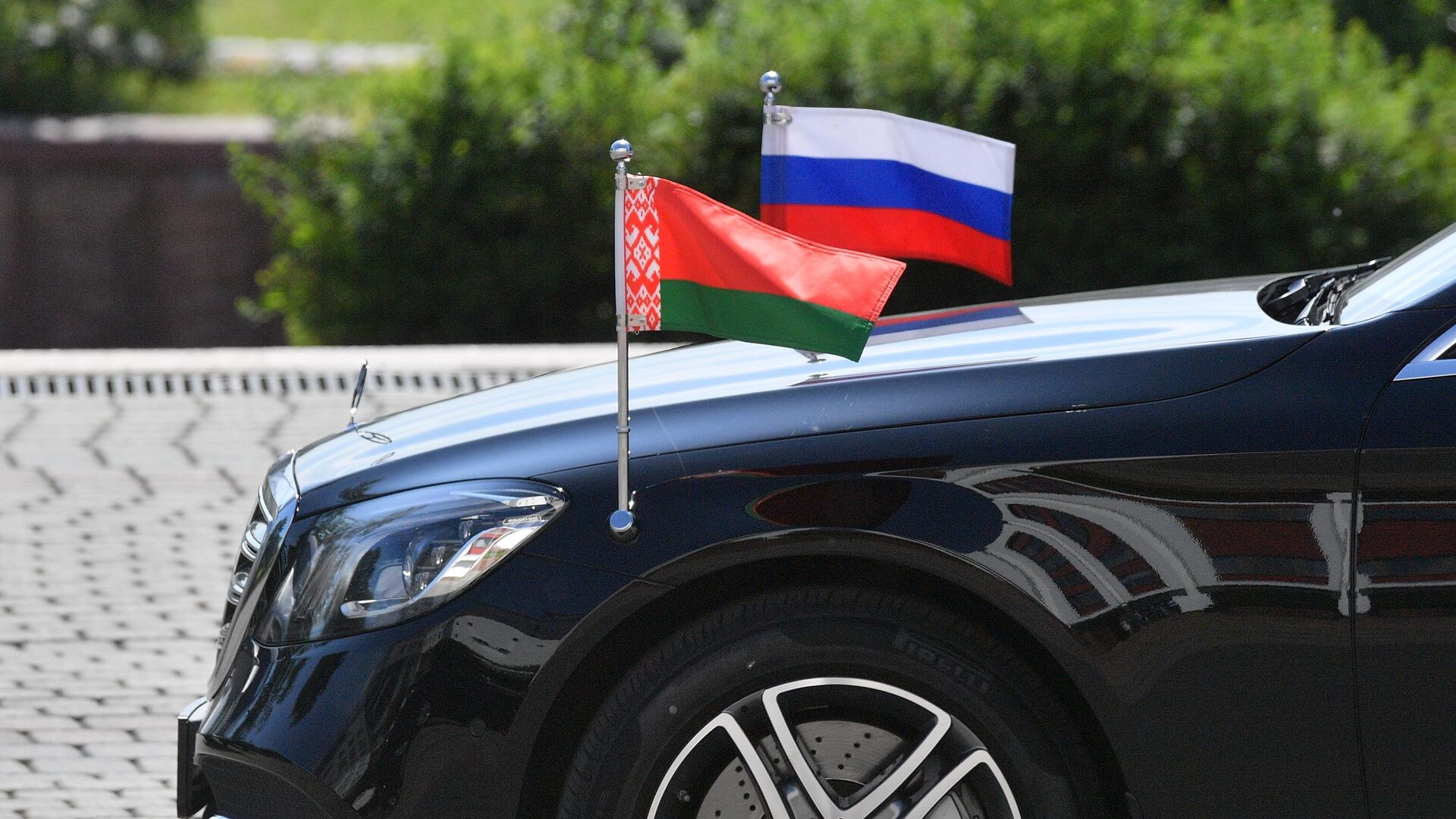 Флаги России и Белоруссии на капоте автомобиля Флаги России и Белоруссии на капоте автомобиля - РИА Новости, 1920, 04.10.2020