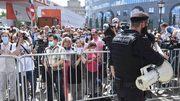 Люди перед зданием Мещанского суда в Москве, где будет оглашен приговор по делу Седьмой студии Люди перед зданием Мещанского суда в Москве, где будет оглашен приговор по делу Седьмой студии