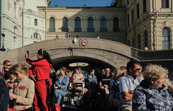 Туристы на прогулочном катере в Санкт-Петербурге Туристы на прогулочном катере в Санкт-Петербурге