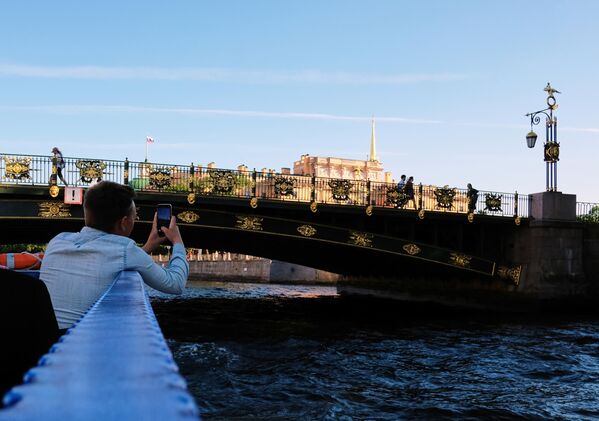 Туристы на прогулочном катере на реке Фонтанке в Санкт-Петербурге Туристы на прогулочном катере на реке Фонтанке в Санкт-Петербурге
