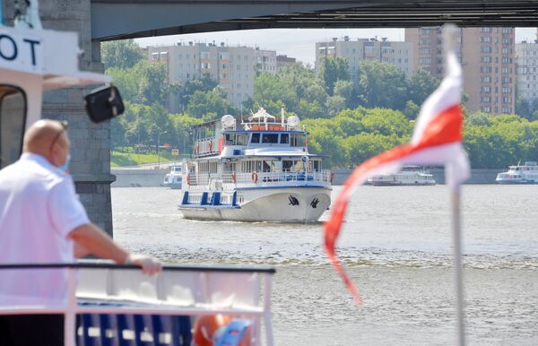 Парад теплоходов в честь открытия пассажирской навигации по Москве-реке Парад теплоходов в честь открытия пассажирской навигации по Москве-реке
