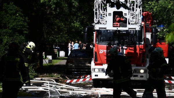 Сотрудники противопожарной службы у жилого дома на северо-востоке Москвы, где произошел хлопок газа Сотрудники противопожарной службы у жилого дома на северо-востоке Москвы, где произошел хлопок газа
