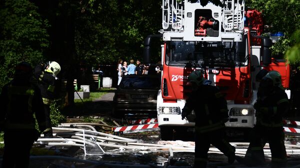 Сотрудники противопожарной службы у жилого дома на северо-востоке Москвы, где произошел хлопок газа Сотрудники противопожарной службы у жилого дома на северо-востоке Москвы, где произошел хлопок газа