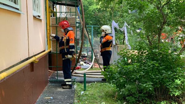 Сотрудники Мосгаза на месте пожара на Проходческой улице на северо-востоке Москвы Сотрудники Мосгаза на месте пожара на Проходческой улице на северо-востоке Москвы