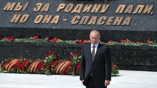 Президент РФ Владимир Путин во время церемонии возложения цветов к Ржевскому мемориалу Советскому солдату Президент РФ Владимир Путин во время церемонии возложения цветов к Ржевскому мемориалу Советскому солдату