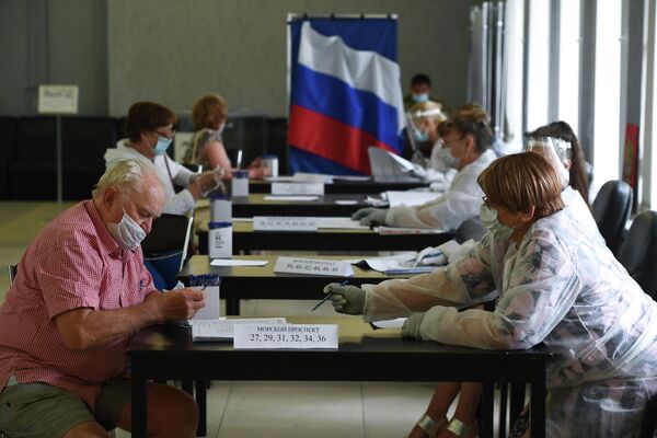 Мужчина голосует по вопросу одобрения изменений в Конституцию России на избирательном участке №1954 в Новосибирске Мужчина голосует по вопросу одобрения изменений в Конституцию России на избирательном участке №1954 в Новосибирске