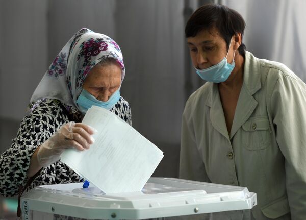 Женщина голосует по вопросу одобрения изменений в Конституцию России на избирательном участке №323 в Казани Женщина голосует по вопросу одобрения изменений в Конституцию России на избирательном участке №323 в Казани