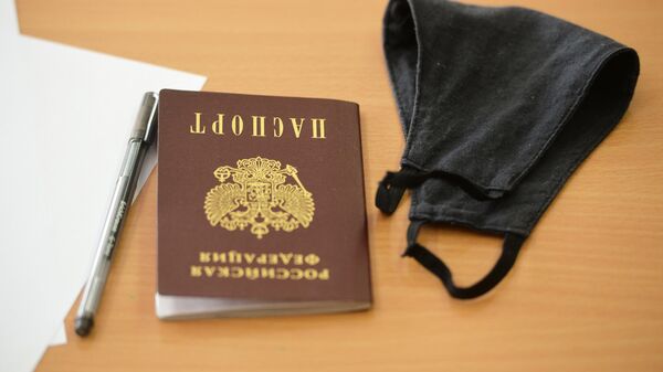 Предметы на парте ученика перед началом единого государственного экзамена в школе № 208 в Екатеринбурге Предметы на парте ученика перед началом единого государственного экзамена в школе № 208 в Екатеринбурге