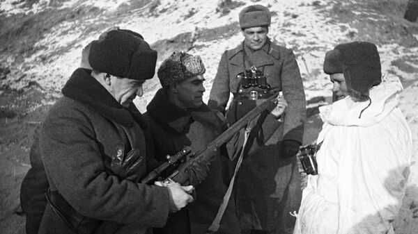 Командующий 62-ой армии Василий Иванович Чуйков осматривает боевое оружие снайпера Василия Зайцева Командующий 62-ой армии Василий Иванович Чуйков осматривает боевое оружие снайпера Василия Зайцева