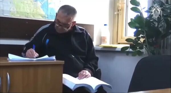 Шувалов знакомится с материалами дела Шувалов знакомится с материалами дела