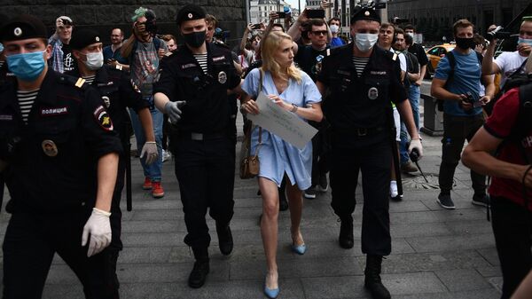 Участница пикета в поддержку Ивана Сафронова у здания ФСБ на Лубянке Участница пикета в поддержку Ивана Сафронова у здания ФСБ на Лубянке