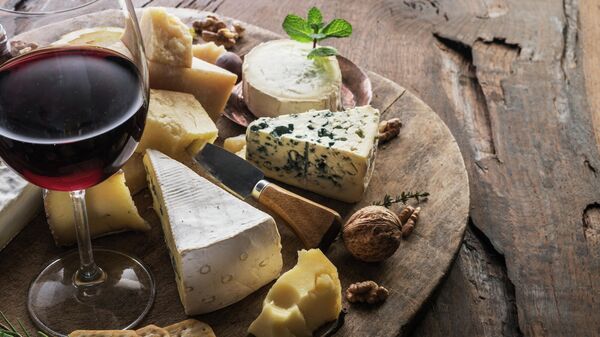 Ученые придумали, как делать вино и сыр с помощью сорной травы