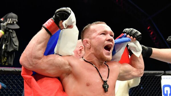 Петр Ян с поясом чемпиона UFC в легчайшем весе Петр Ян с поясом чемпиона UFC в легчайшем весе