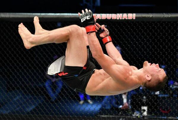 Петр Ян празднует завоевание чемпионского пояса UFC Петр Ян празднует завоевание чемпионского пояса UFC