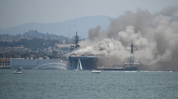 Корабль ВМС США в порту Сан-Диего горит более шести часов