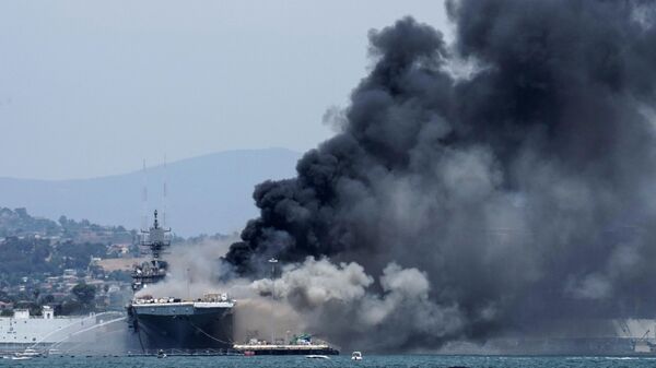 Пожар на универсальном десантном корабле USS Bonhomme Richard (LHD 6) на военно-морской базе в Сан-Диего Пожар на универсальном десантном корабле USS Bonhomme Richard (LHD 6) на военно-морской базе в Сан-Диего