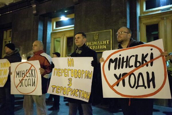 Участники митинга оппозиции у здания администрации президента Украины в Киеве с требованием отказаться от переговоров с Донбассом. Март 2020 Участники митинга оппозиции у здания администрации президента Украины в Киеве с требованием отказаться от переговоров с Донбассом. Март 2020