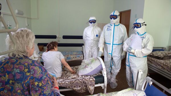 Медицинские работники Тверской областной клинической больницы в палате с коронавирусными больными Медицинские работники Тверской областной клинической больницы в палате с коронавирусными больными