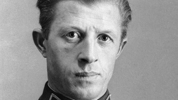 Александр Ильич Родимцев (1905-1977), доброволец-интернационалист, участник боев в Испании. 22 октября 1937 года за образцовое выполнение особого задания в Испании присвоено звание Героя Советского Союза. Александр Ильич Родимцев (1905-1977), доброволец-интернационалист, участник боев в Испании. 22 октября 1937 года за образцовое выполнение особого задания в Испании присвоено звание Героя Советского Союза.