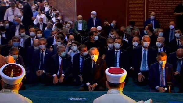 Президент Турции Реджеп Тайип Эрдога в соборе Святой Софии в Стамбуле. Кадр видео Президент Турции Реджеп Тайип Эрдога в соборе Святой Софии в Стамбуле. Кадр видео