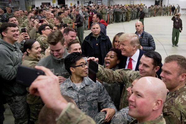Президент США Дональд Трамп на военной авиабазе Рамштайн, Германия Президент США Дональд Трамп на военной авиабазе Рамштайн, Германия