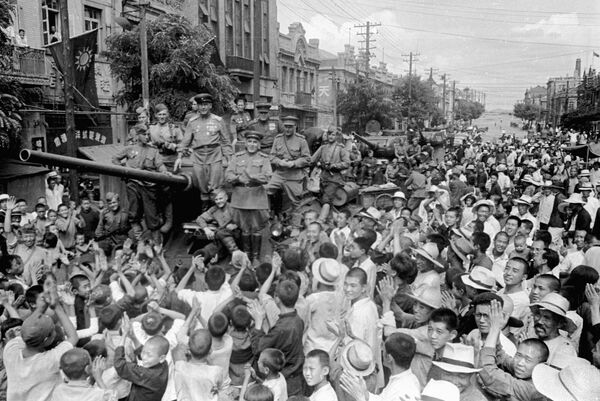 Население китайского города Далянь встречает советских танкистов. Маньчжурская операция Население китайского города Далянь встречает советских танкистов. Маньчжурская операция
