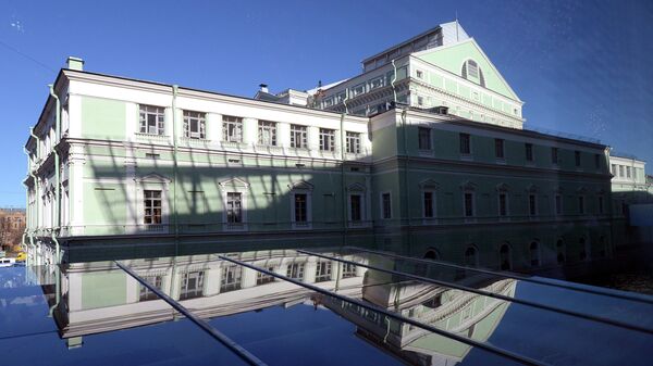 Вид на главное здание Государственного академического Мариинского театра из окна Второй сцены Вид на главное здание Государственного академического Мариинского театра из окна Второй сцены