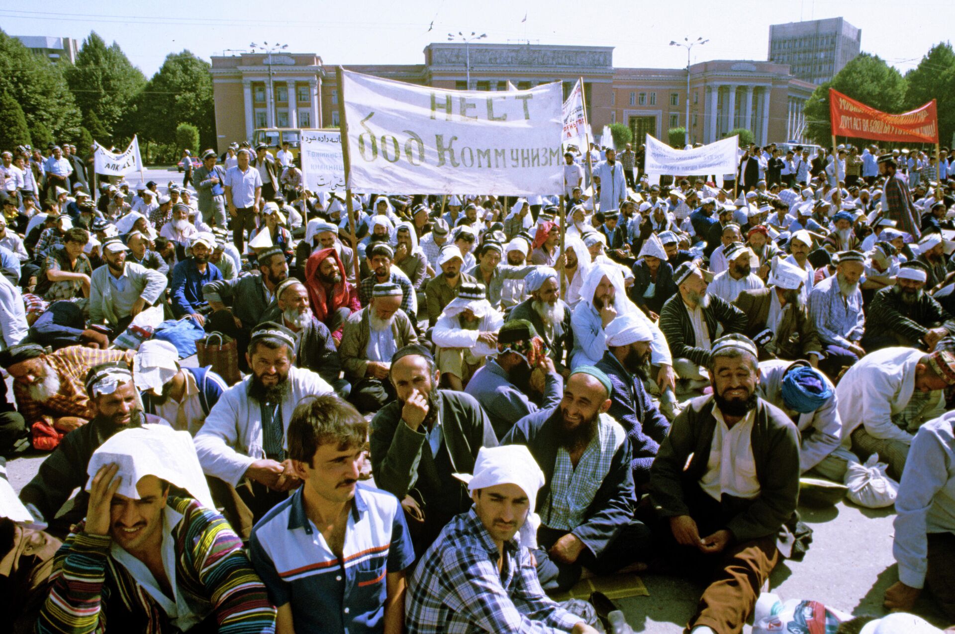 Русские в душанбе 1990. Митинг в Таджикистане 1992. Душанбе 1990. Душанбе 1991. Таджикистан февраль 1990.