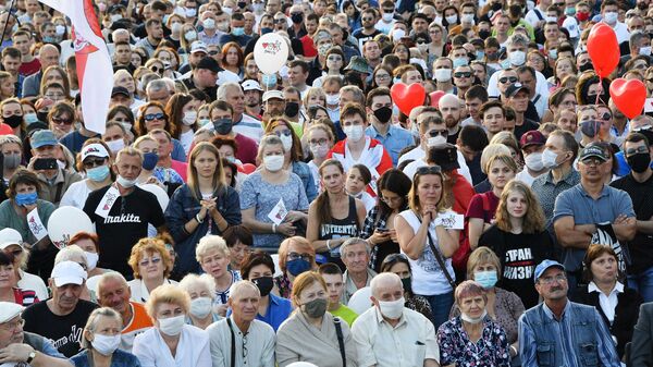 Участники митинга-встречи кандидата в президенты Беларуси Светланы Тихановской с избирателями в парке Дружбы народов в Минске Участники митинга-встречи кандидата в президенты Беларуси Светланы Тихановской с избирателями в парке Дружбы народов в Минске