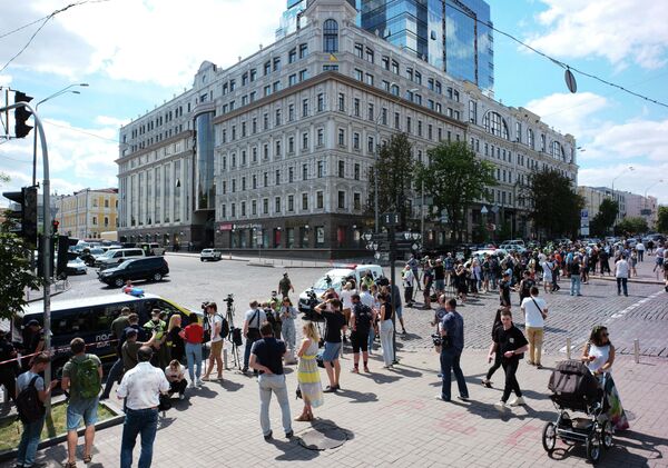 Сотрудники правоохранительных органов Украины возле бизнес-центре Леонардо в Киеве Сотрудники правоохранительных органов Украины возле бизнес-центре Леонардо в Киеве