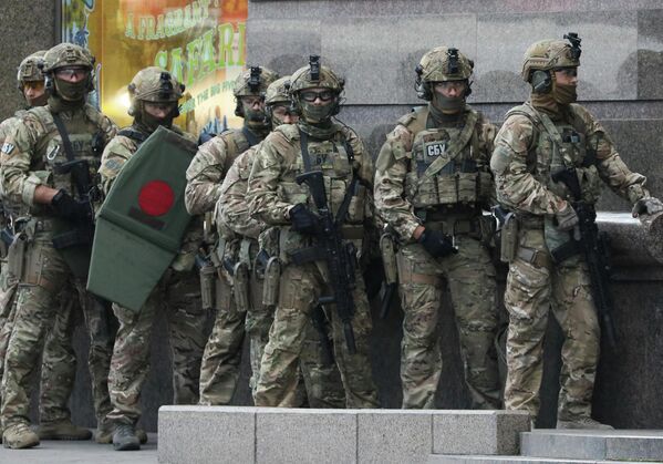 Сотрудники СБУ Украины возле бизнес-центре Леонардо в Киеве Сотрудники СБУ Украины возле бизнес-центре Леонардо в Киеве